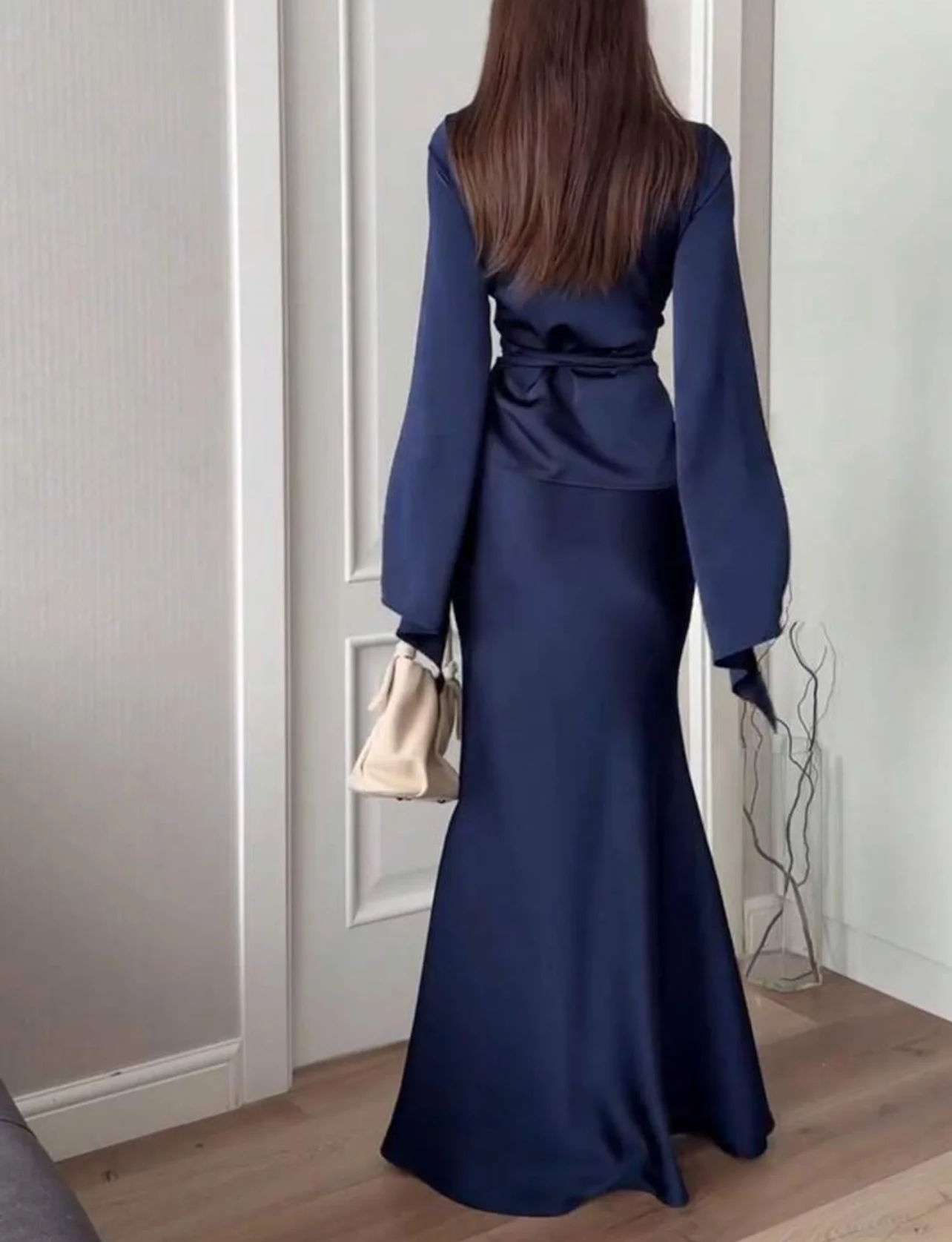 She Walks In photo 2