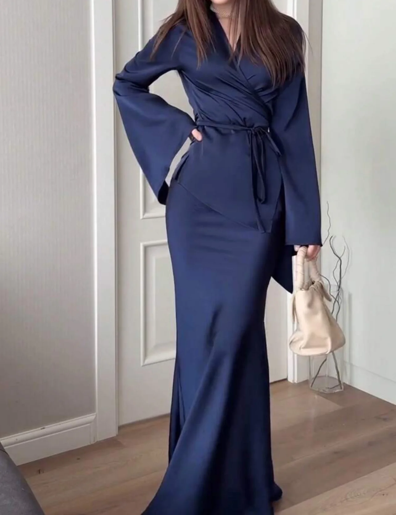 She Walks In photo 5