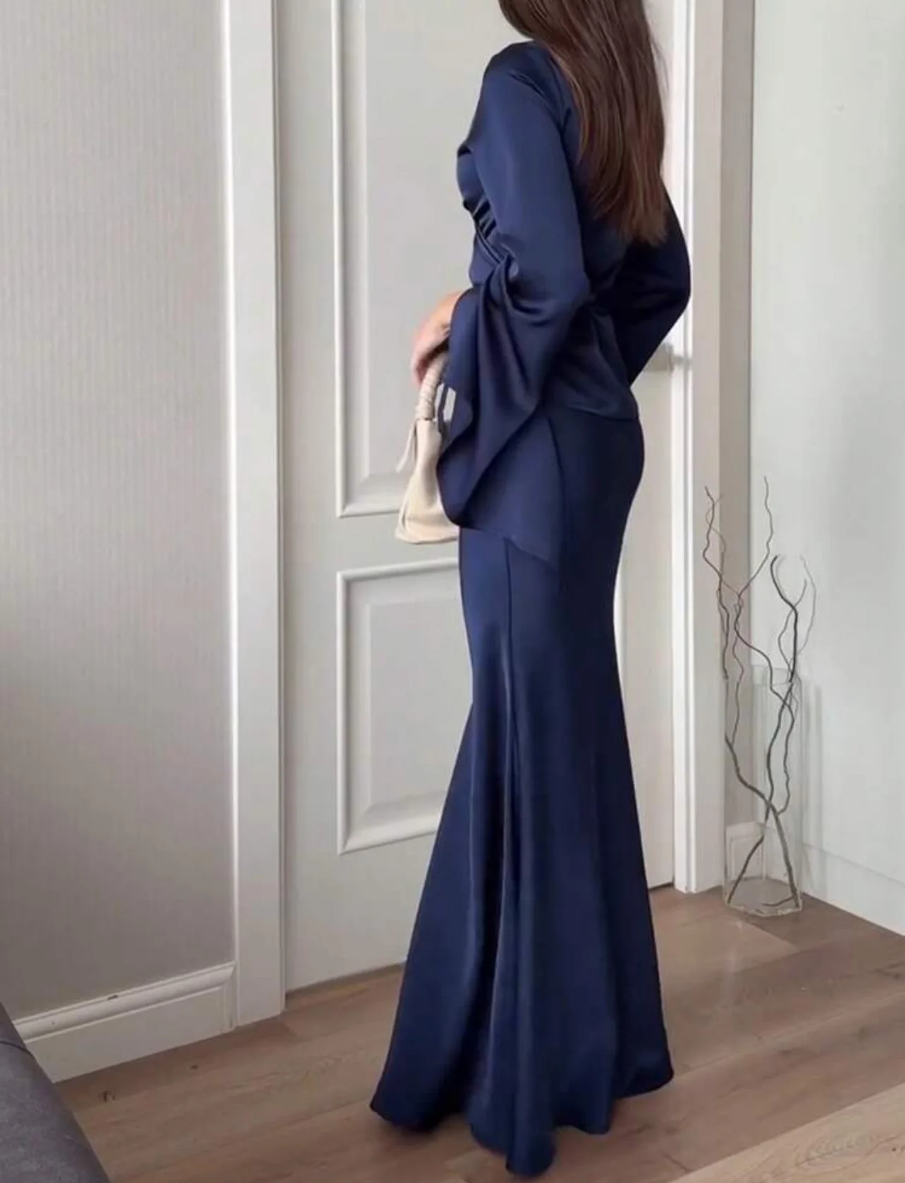 She Walks In photo 6